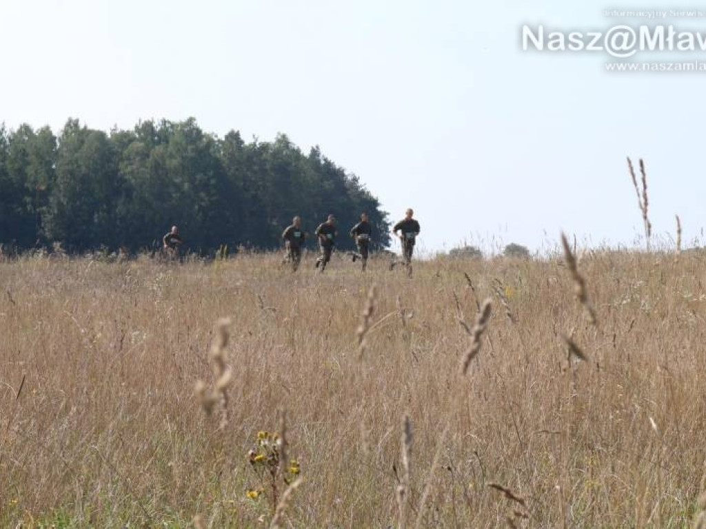 Bieg na polu w Uniszkach Zawadzkich. Udział wzięło 10 drużyn wojskowych