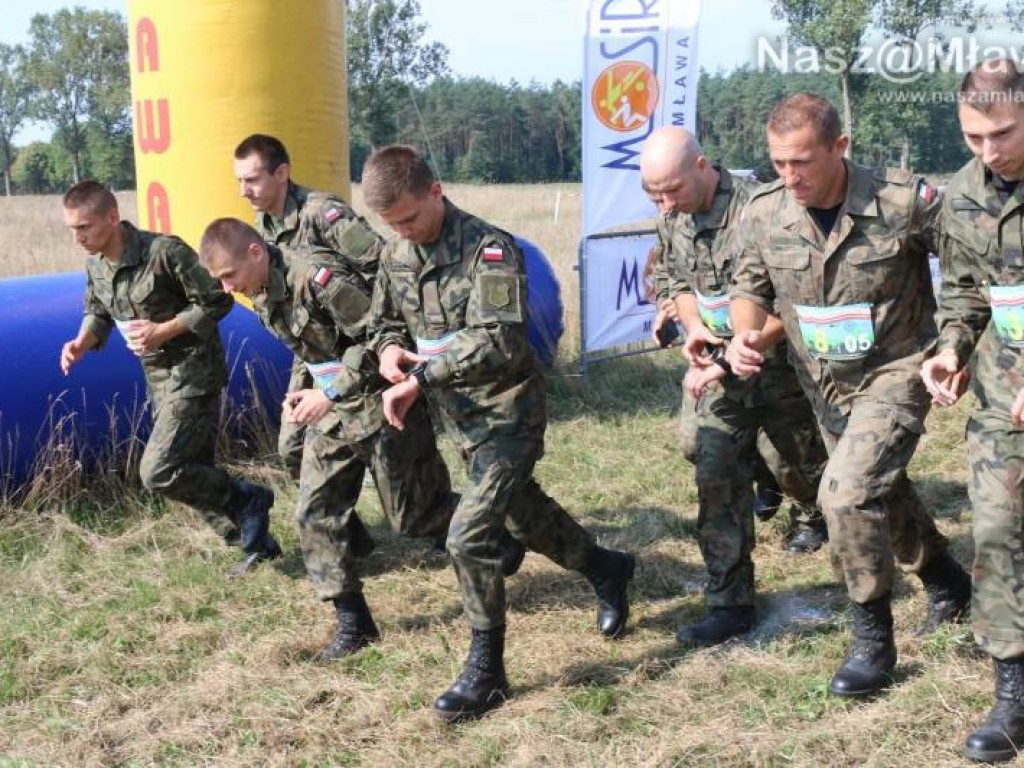 Bieg na polu w Uniszkach Zawadzkich. Udział wzięło 10 drużyn wojskowych