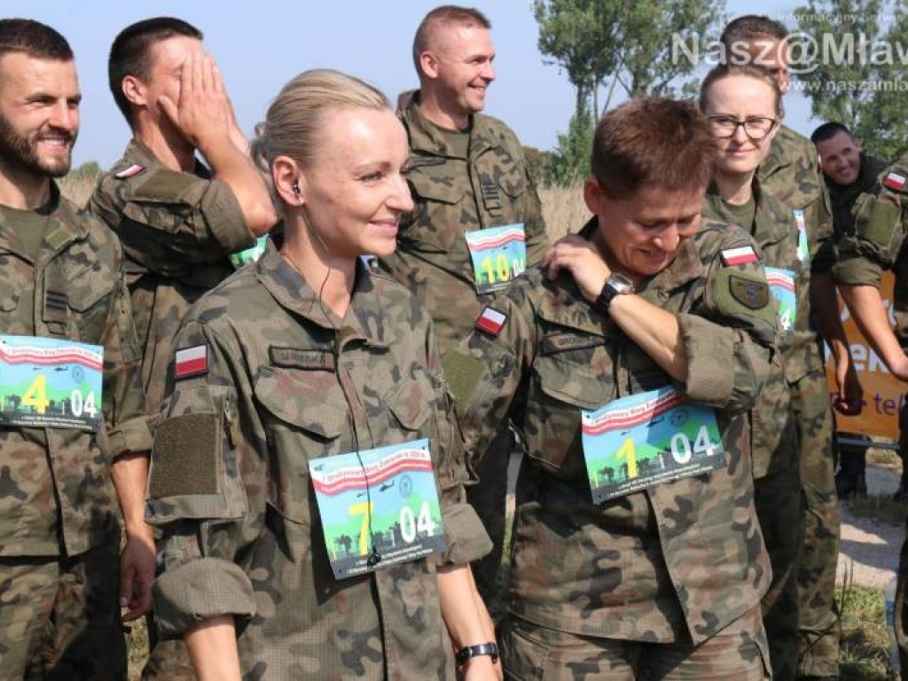 Bieg na polu w Uniszkach Zawadzkich. Udział wzięło 10 drużyn wojskowych