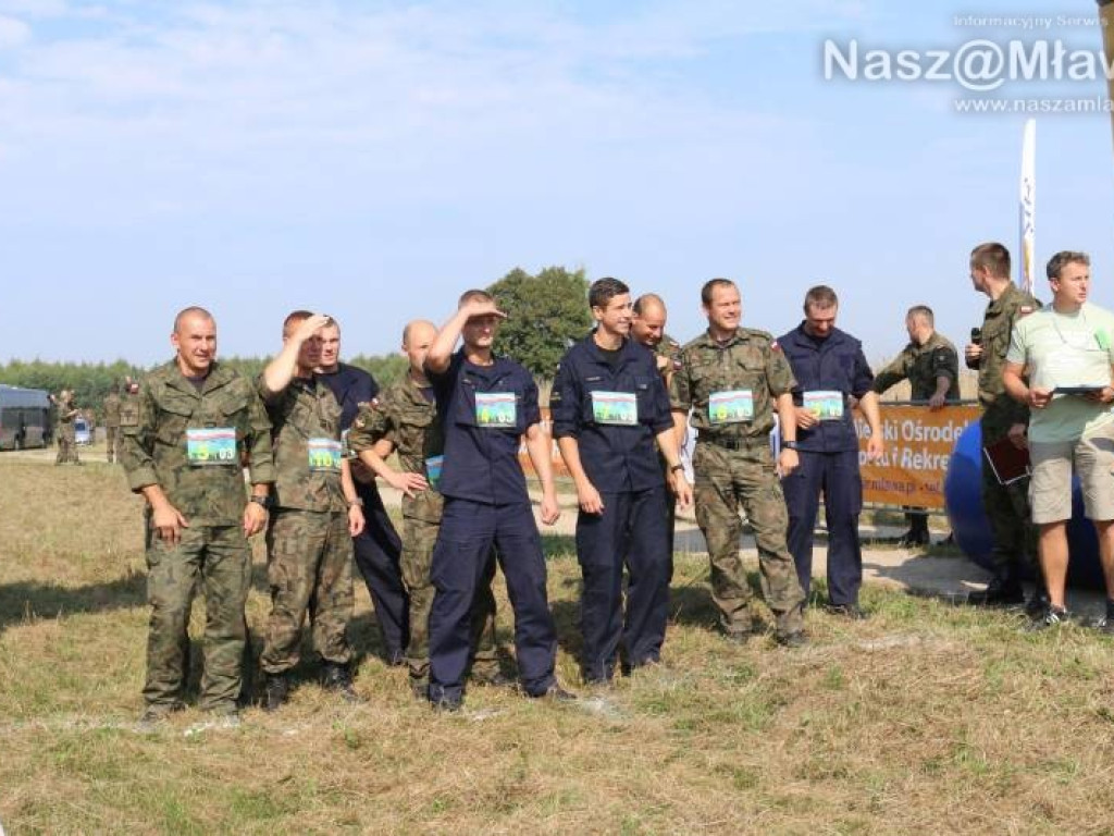 Bieg na polu w Uniszkach Zawadzkich. Udział wzięło 10 drużyn wojskowych