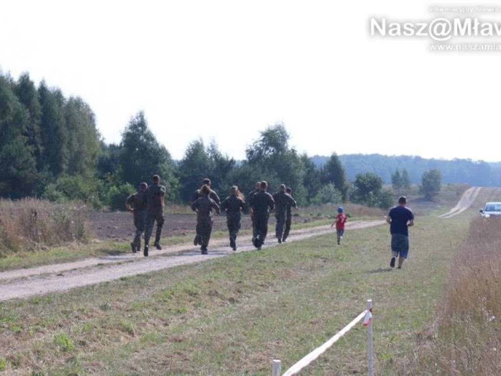Bieg na polu w Uniszkach Zawadzkich. Udział wzięło 10 drużyn wojskowych
