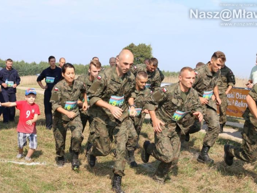 Bieg na polu w Uniszkach Zawadzkich. Udział wzięło 10 drużyn wojskowych