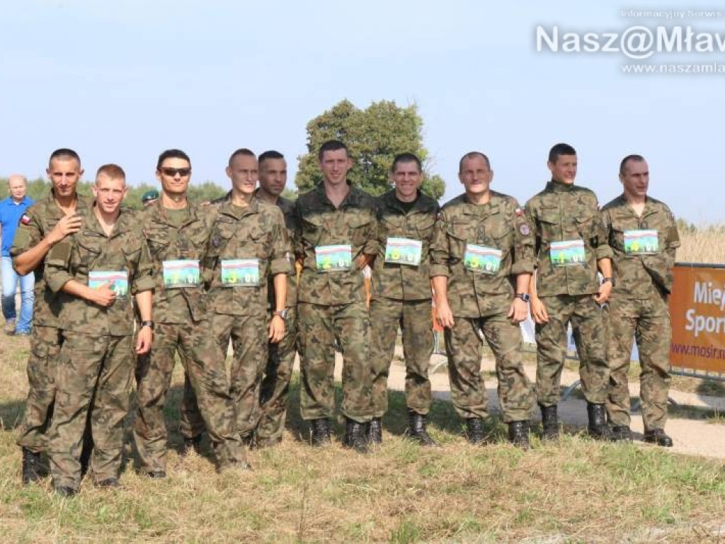 Bieg na polu w Uniszkach Zawadzkich. Udział wzięło 10 drużyn wojskowych