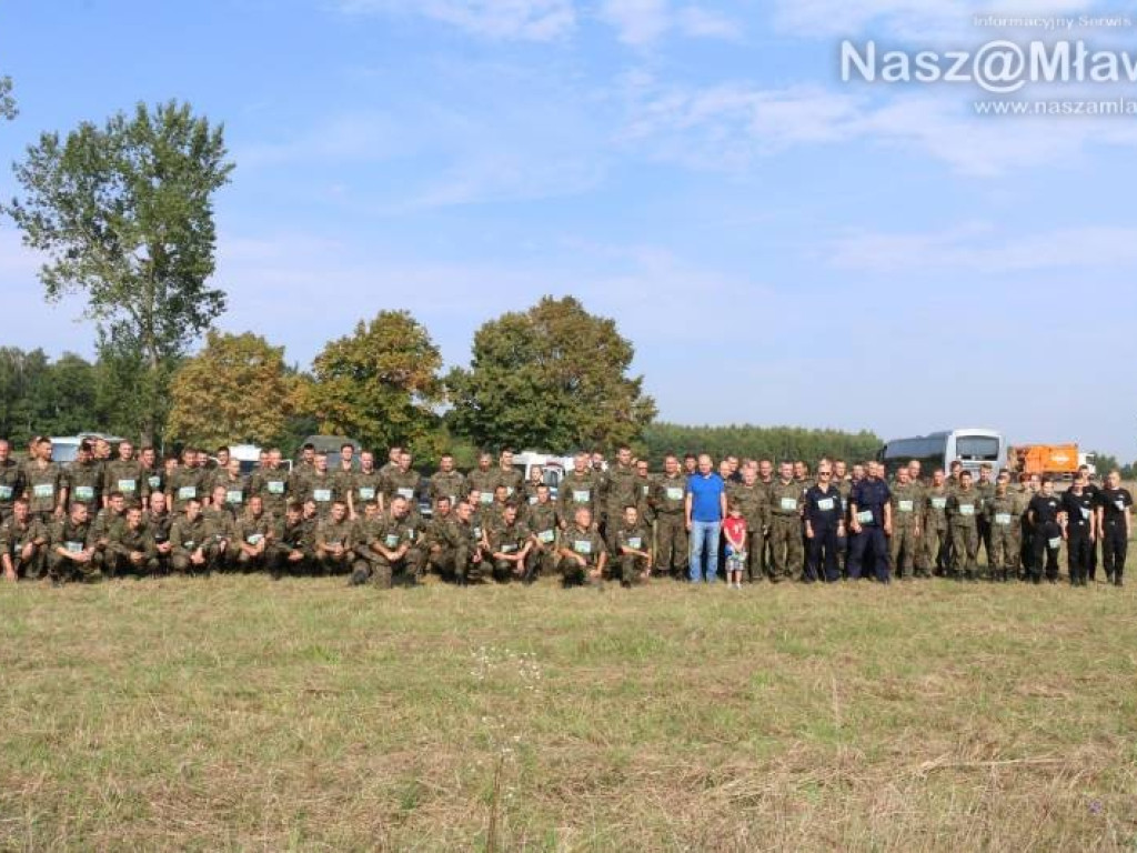 Bieg na polu w Uniszkach Zawadzkich. Udział wzięło 10 drużyn wojskowych