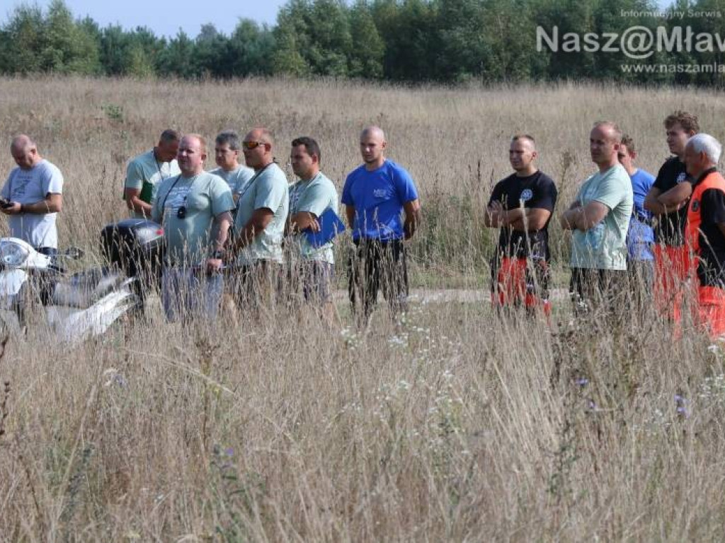 Bieg na polu w Uniszkach Zawadzkich. Udział wzięło 10 drużyn wojskowych