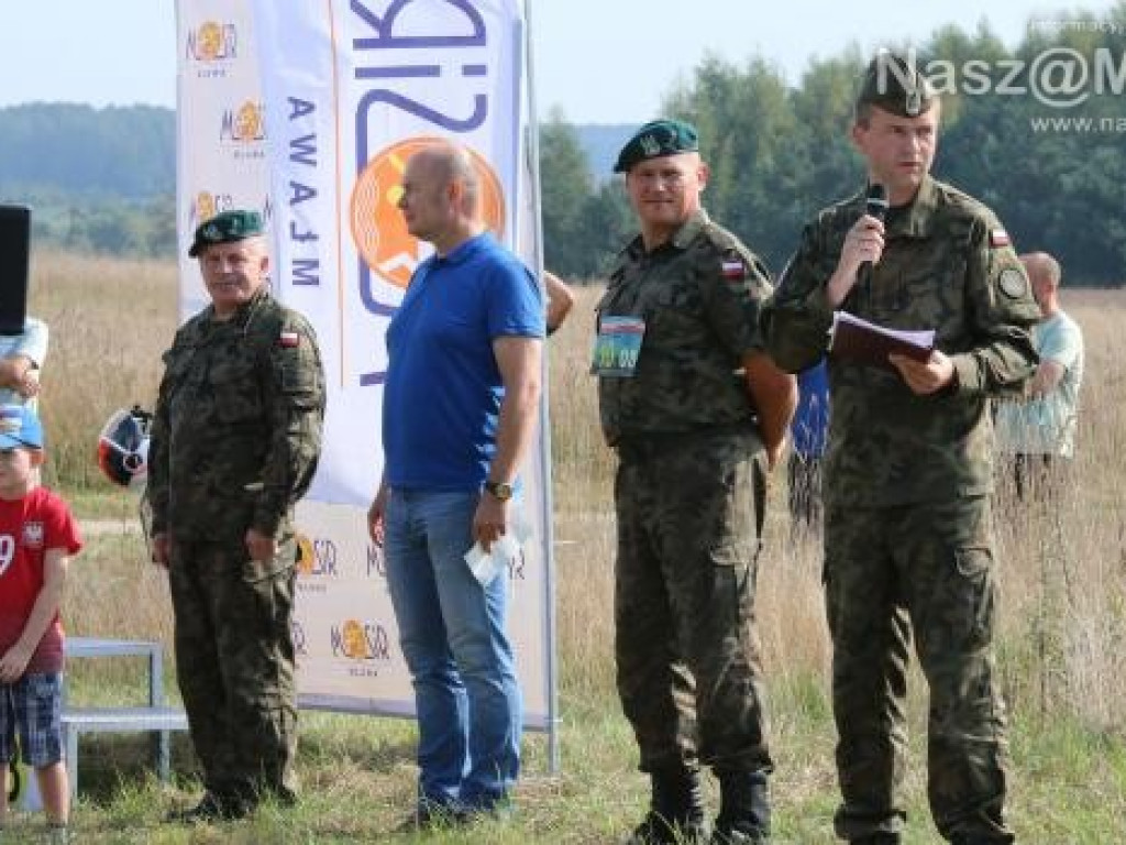 Bieg na polu w Uniszkach Zawadzkich. Udział wzięło 10 drużyn wojskowych