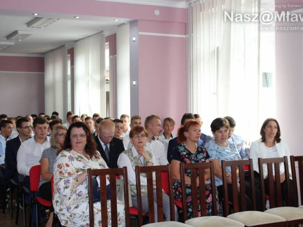 Przedstawiciele centrali LG w mławskiej szkole. 