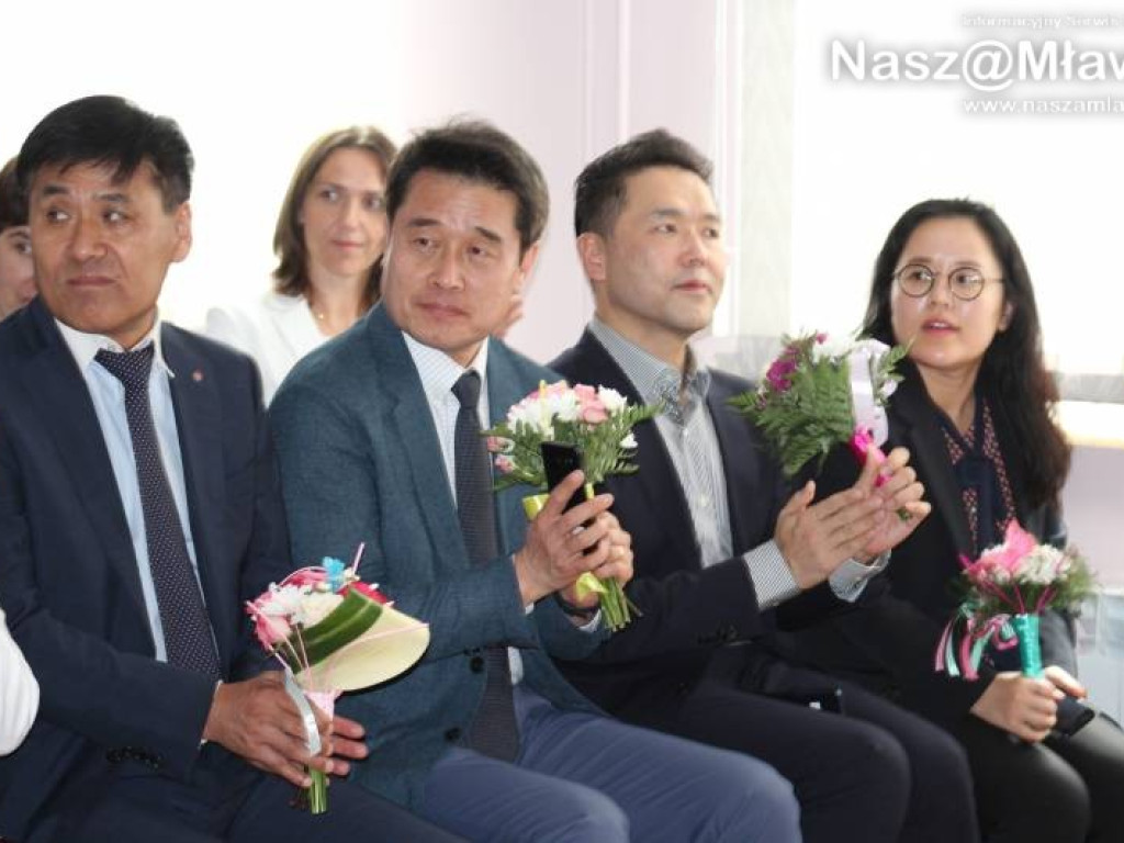 Przedstawiciele centrali LG w mławskiej szkole. 