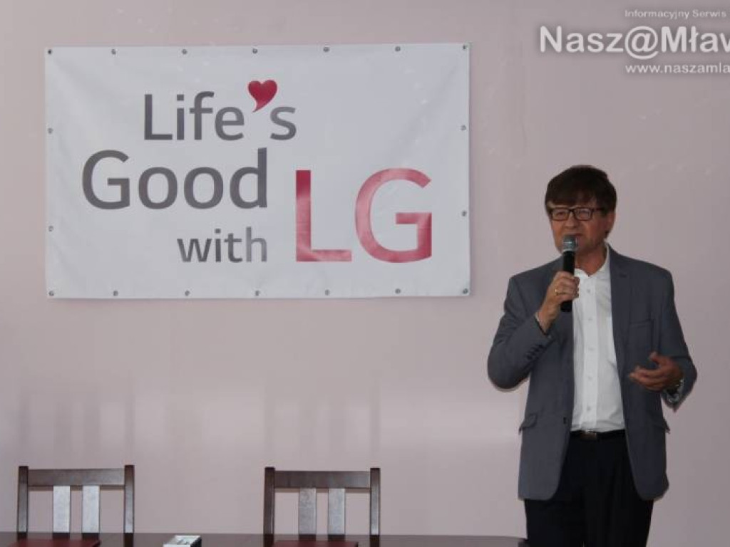 Przedstawiciele centrali LG w mławskiej szkole. 