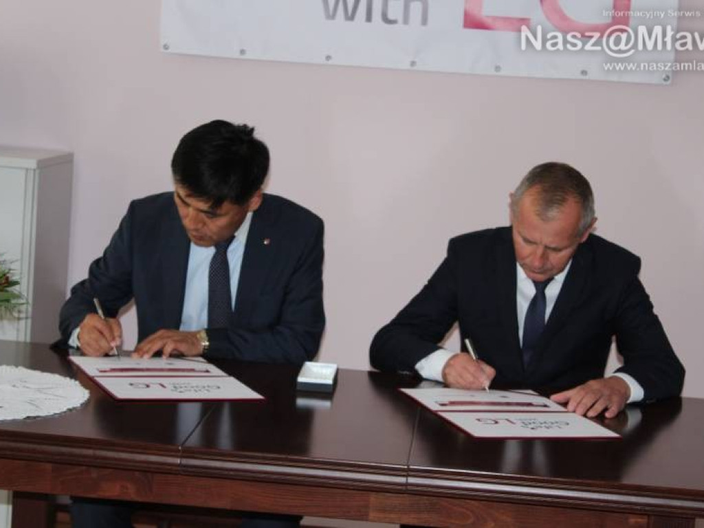 Przedstawiciele centrali LG w mławskiej szkole. 