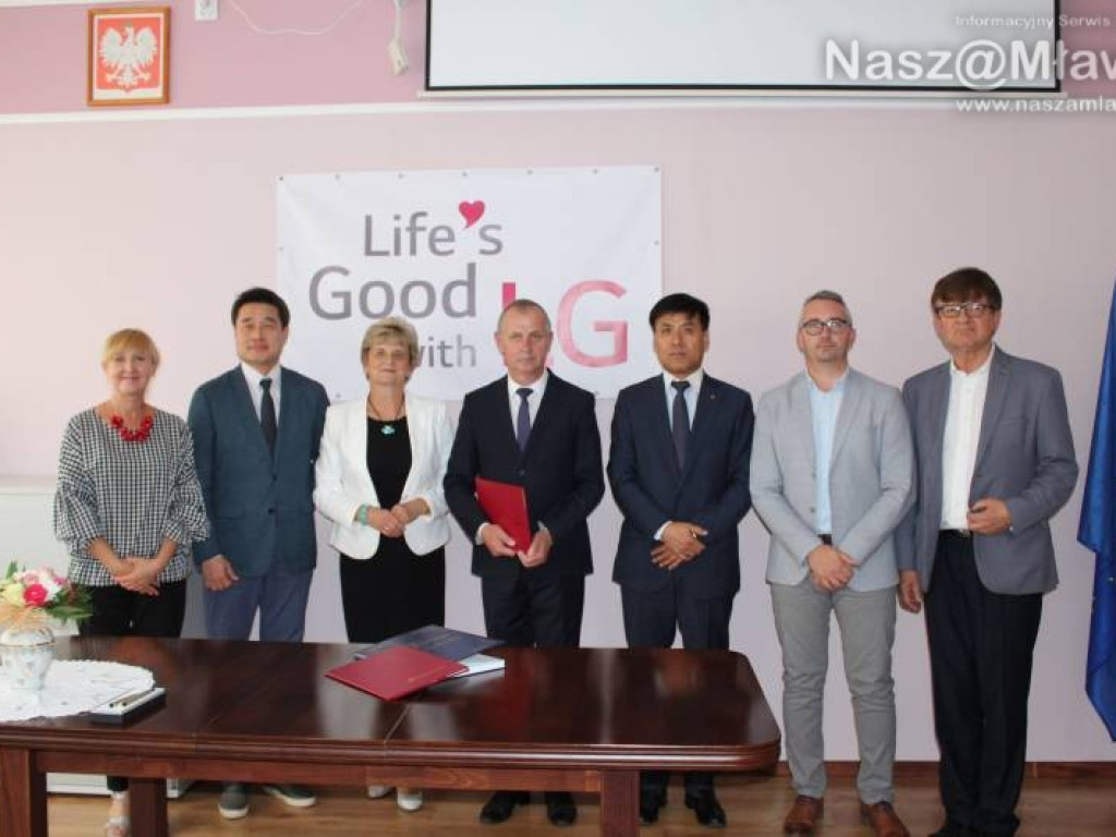 Przedstawiciele centrali LG w mławskiej szkole. 