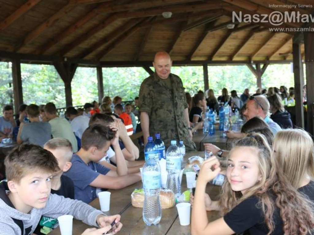 Góry śmieci zebrane w mławskim lesie