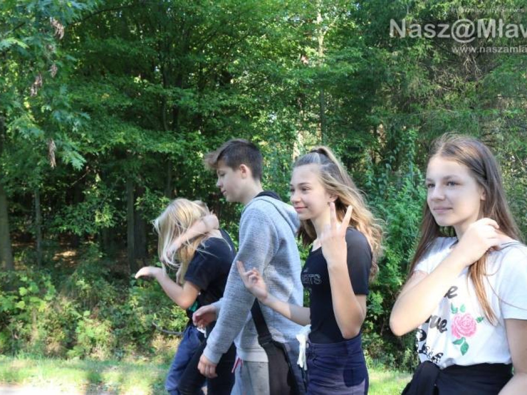 Góry śmieci zebrane w mławskim lesie