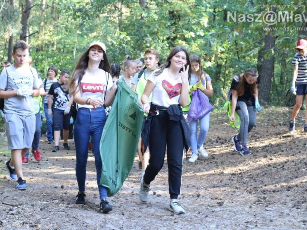 Góry śmieci zebrane w mławskim lesie