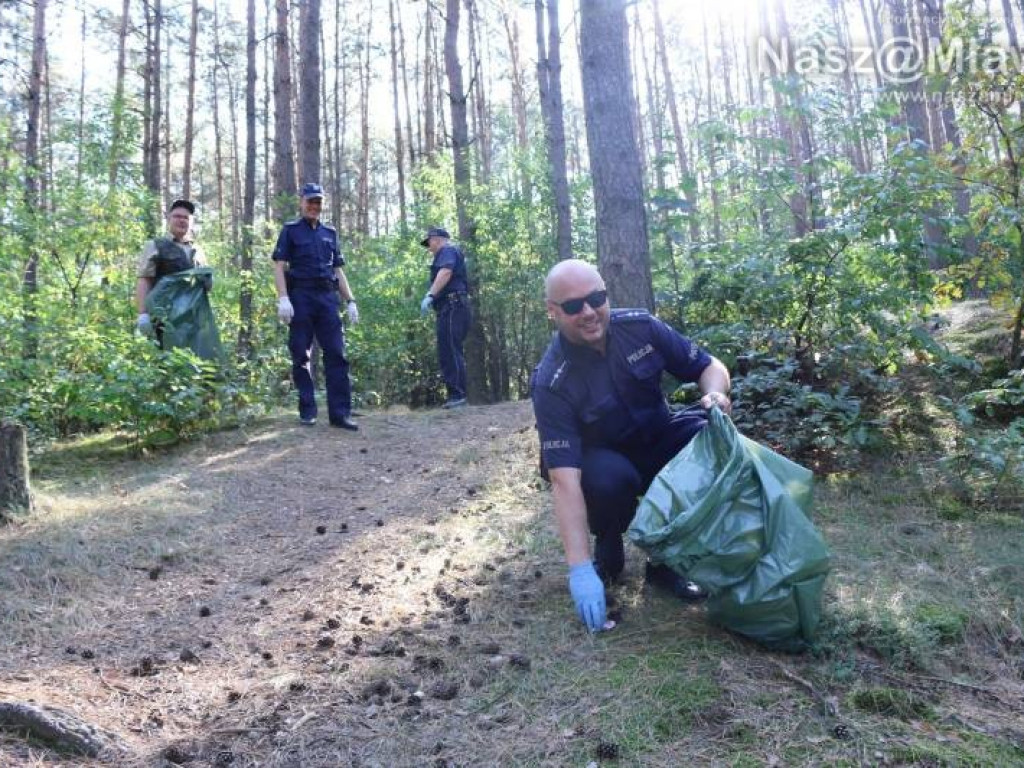Góry śmieci zebrane w mławskim lesie