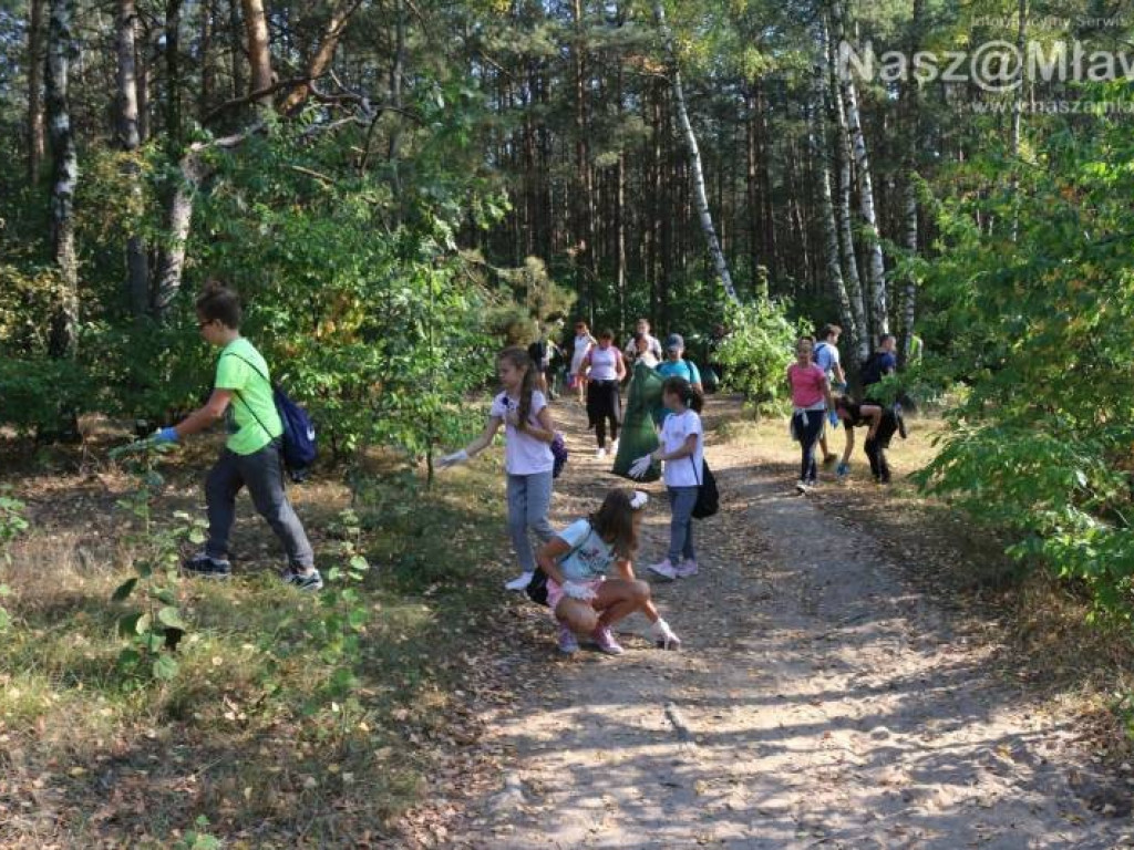 Góry śmieci zebrane w mławskim lesie