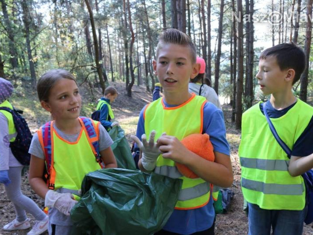 Góry śmieci zebrane w mławskim lesie