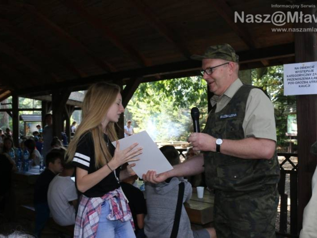 Góry śmieci zebrane w mławskim lesie