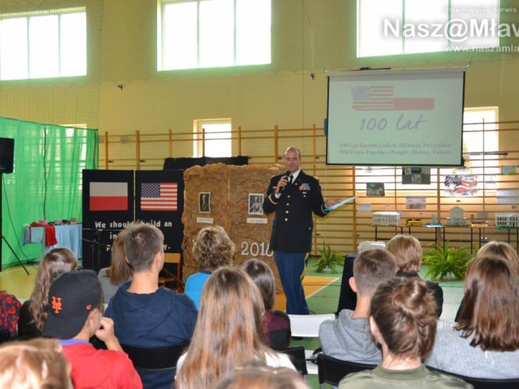 Kapitan Joel Newburn - dyplomata z Ambasady Stanów Zjednoczonych gościem Katolickiej Szkoły Podstawowej