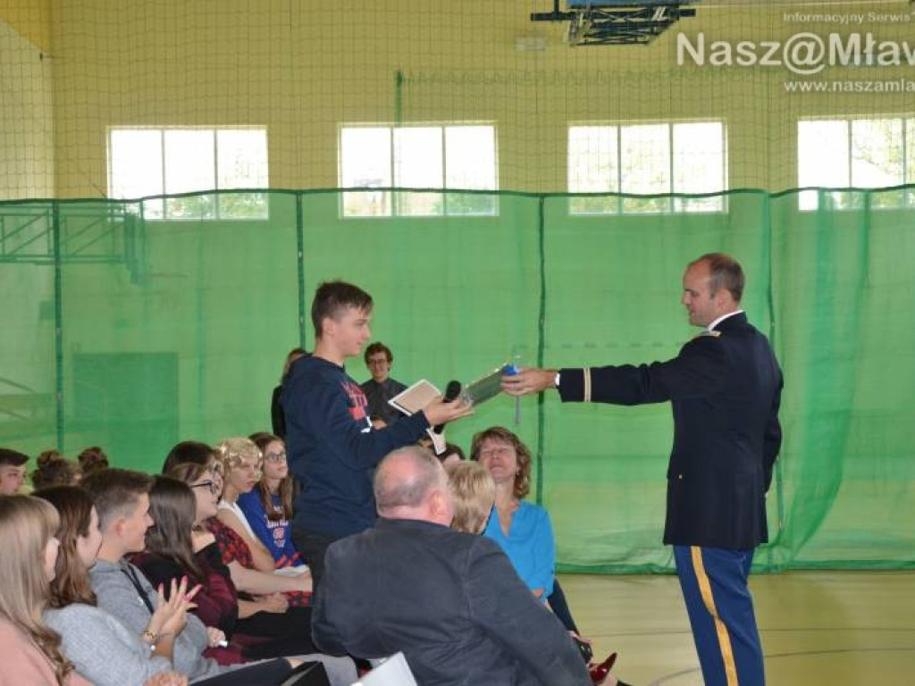 Kapitan Joel Newburn - dyplomata z Ambasady Stanów Zjednoczonych gościem Katolickiej Szkoły Podstawowej