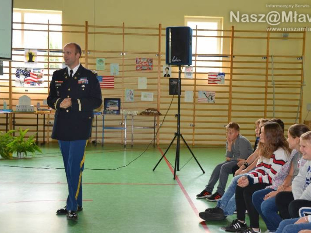 Kapitan Joel Newburn - dyplomata z Ambasady Stanów Zjednoczonych gościem Katolickiej Szkoły Podstawowej