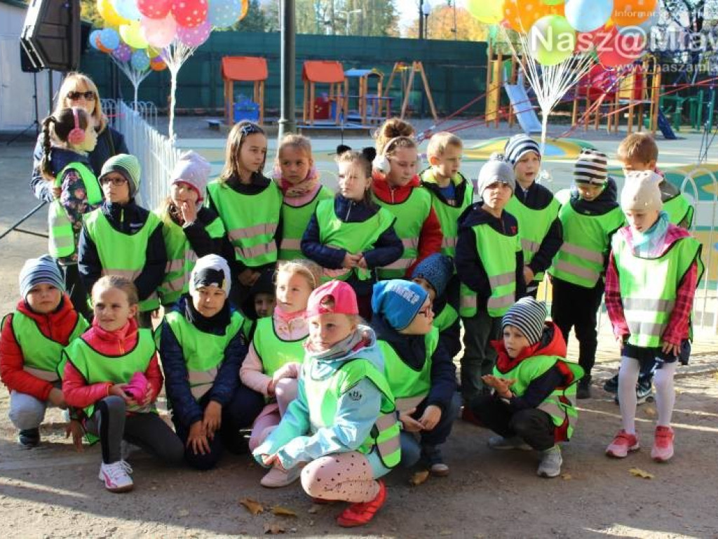 Plac zabaw w parku otwarty. Wczoraj dzieci go oblegały