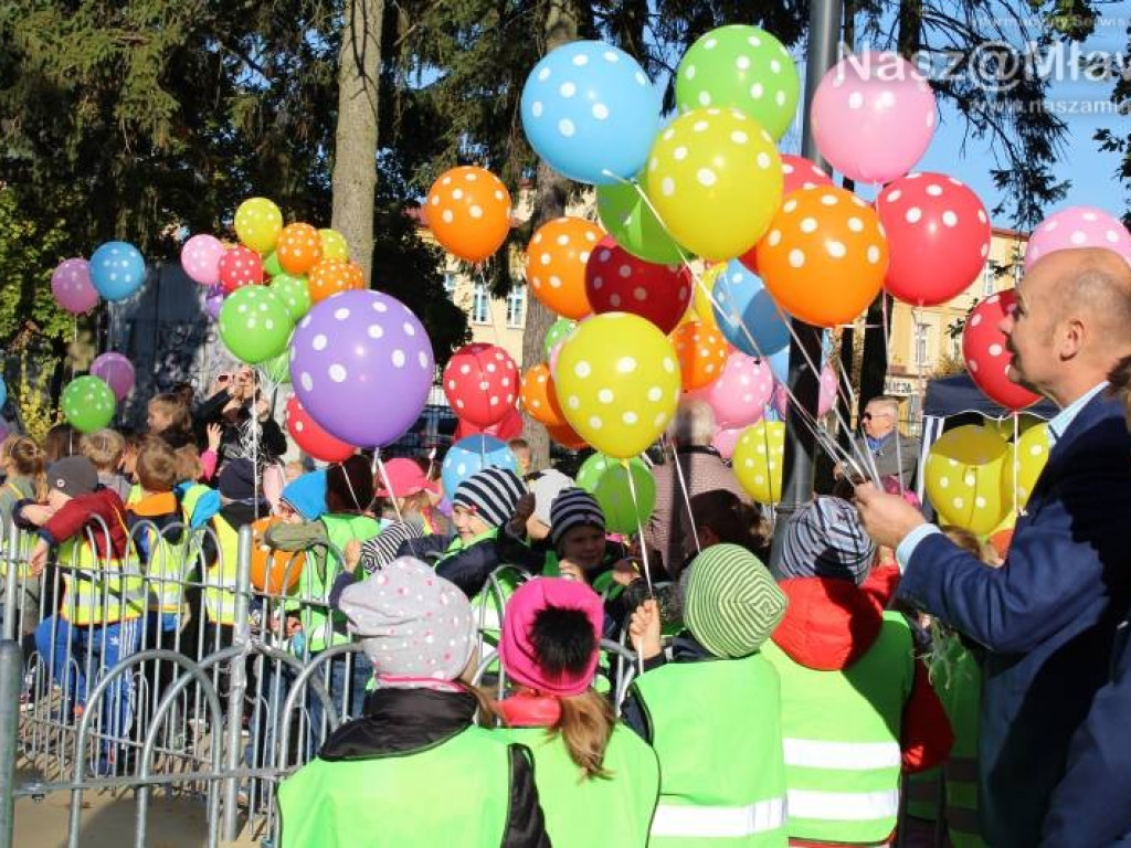 Plac zabaw w parku otwarty. Wczoraj dzieci go oblegały