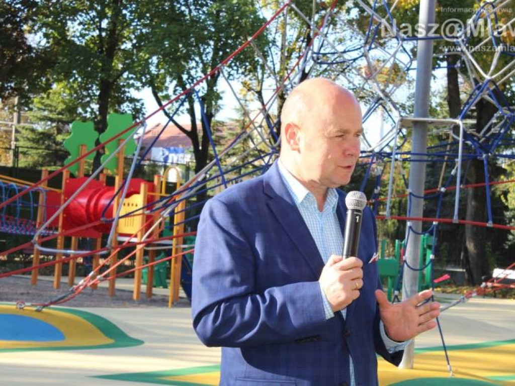 Plac zabaw w parku otwarty. Wczoraj dzieci go oblegały