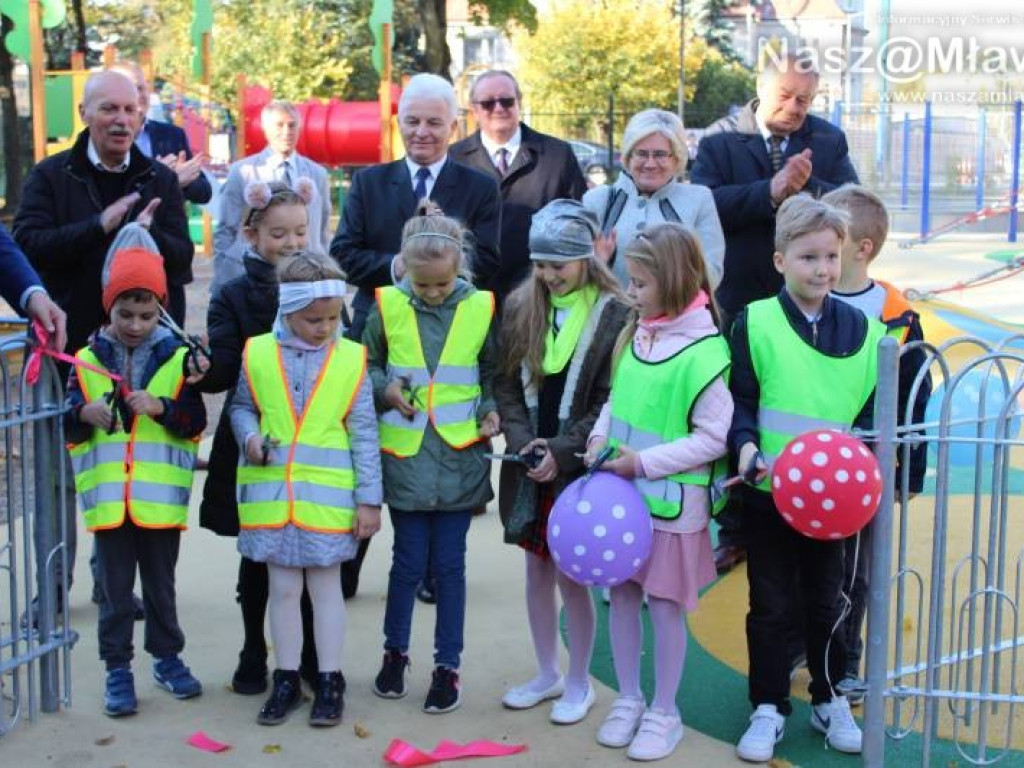 Plac zabaw w parku otwarty. Wczoraj dzieci go oblegały