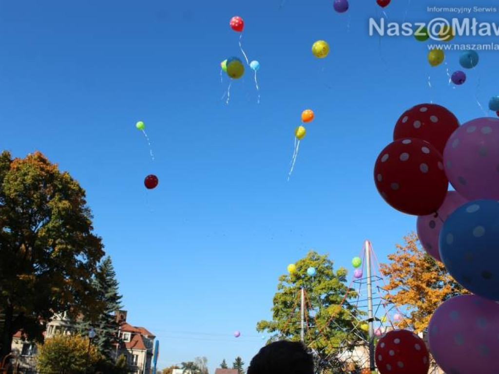 Plac zabaw w parku otwarty. Wczoraj dzieci go oblegały