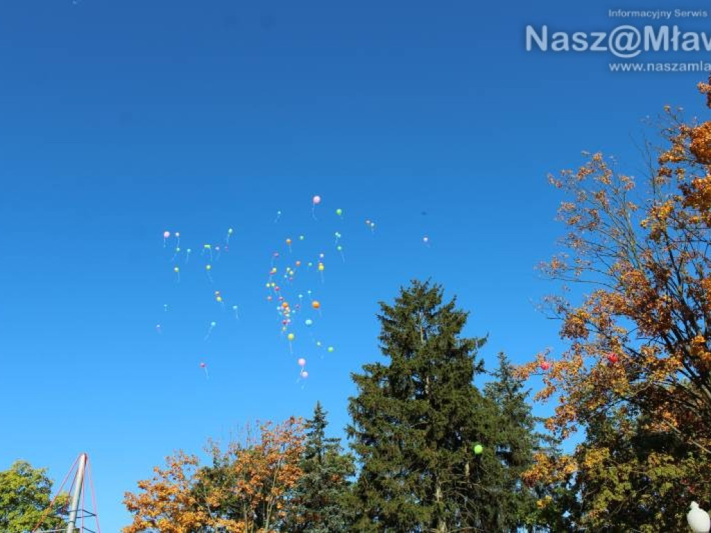 Plac zabaw w parku otwarty. Wczoraj dzieci go oblegały