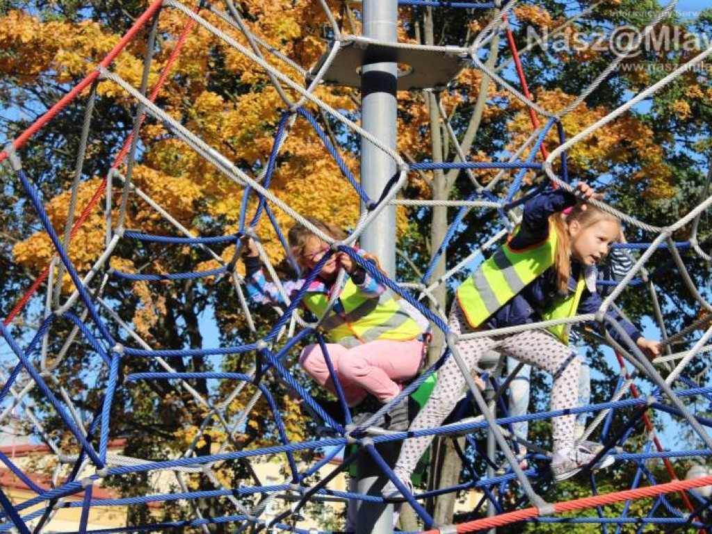 Plac zabaw w parku otwarty. Wczoraj dzieci go oblegały