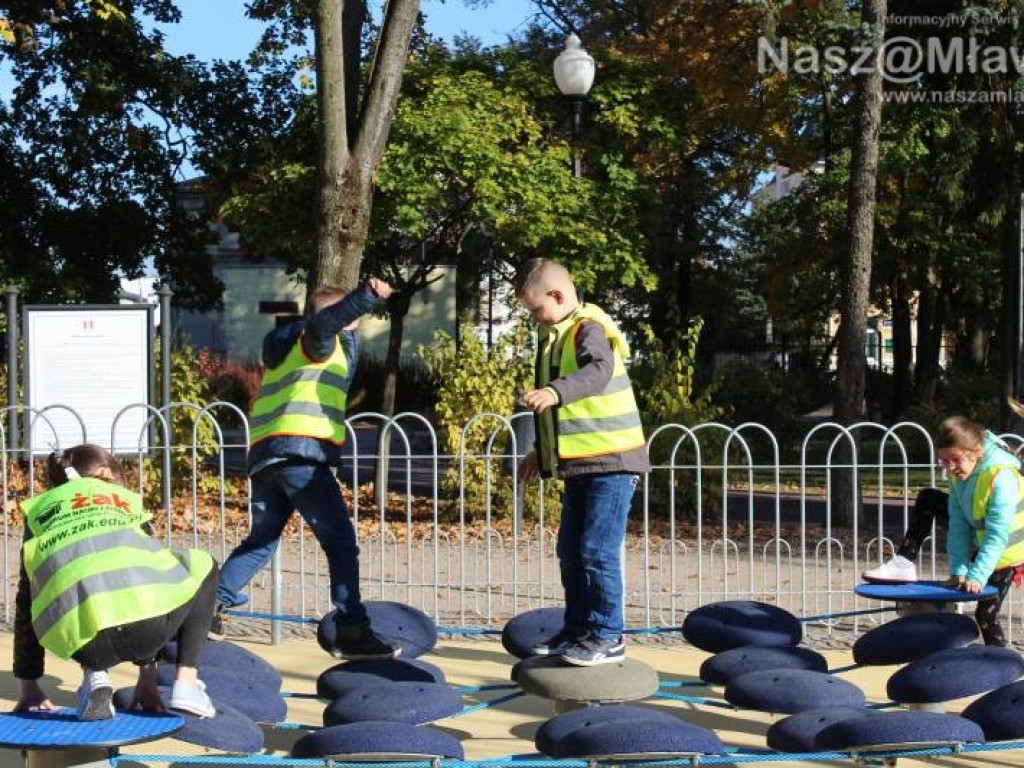 Plac zabaw w parku otwarty. Wczoraj dzieci go oblegały