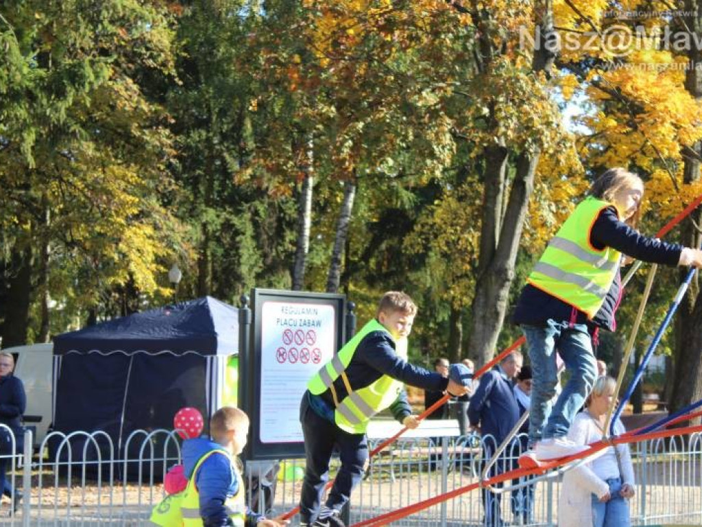 Plac zabaw w parku otwarty. Wczoraj dzieci go oblegały