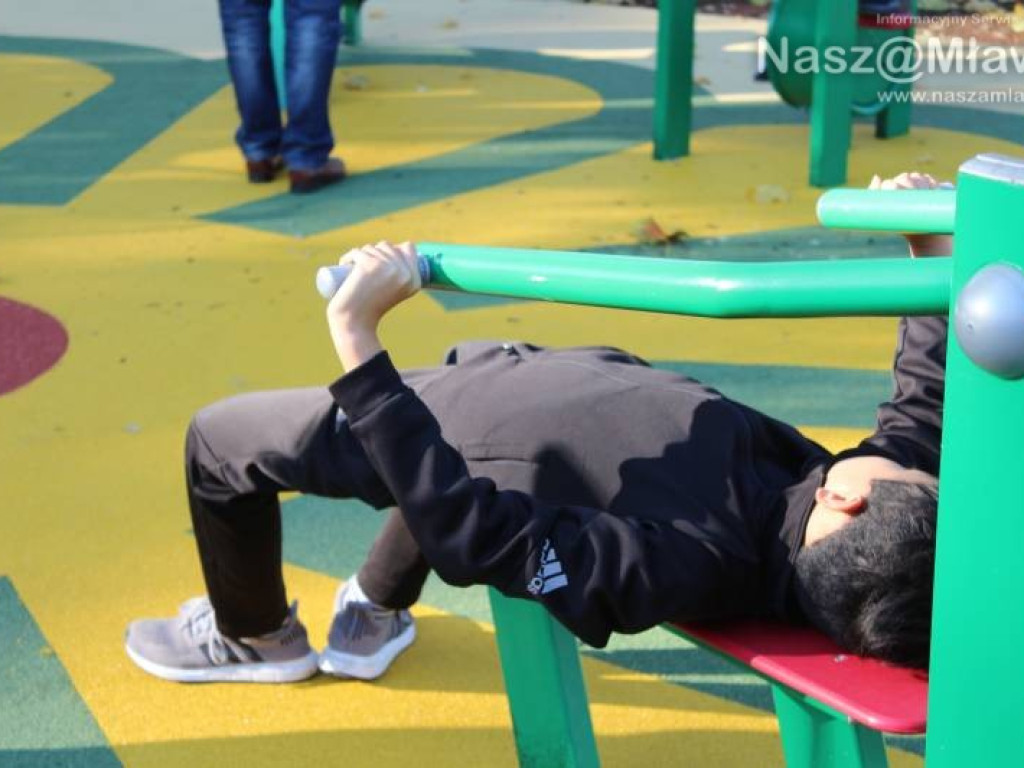 Plac zabaw w parku otwarty. Wczoraj dzieci go oblegały