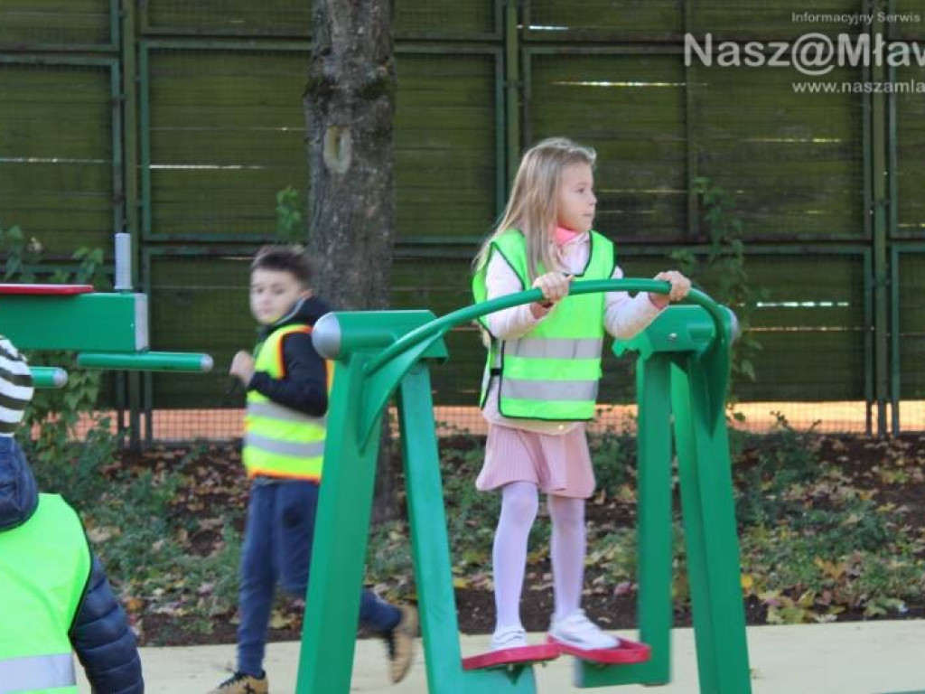 Plac zabaw w parku otwarty. Wczoraj dzieci go oblegały