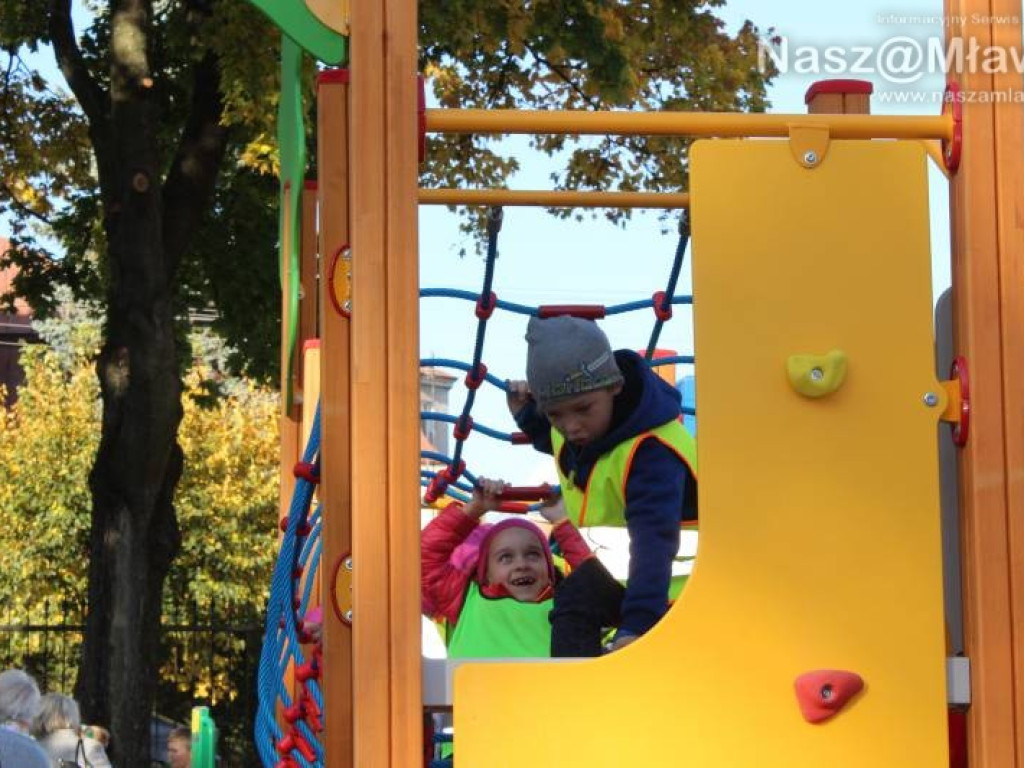 Plac zabaw w parku otwarty. Wczoraj dzieci go oblegały