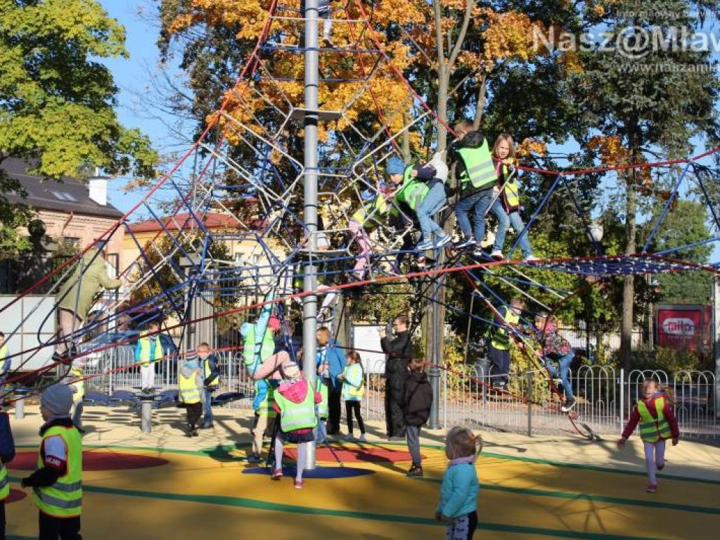 Plac zabaw w parku otwarty. Wczoraj dzieci go oblegały