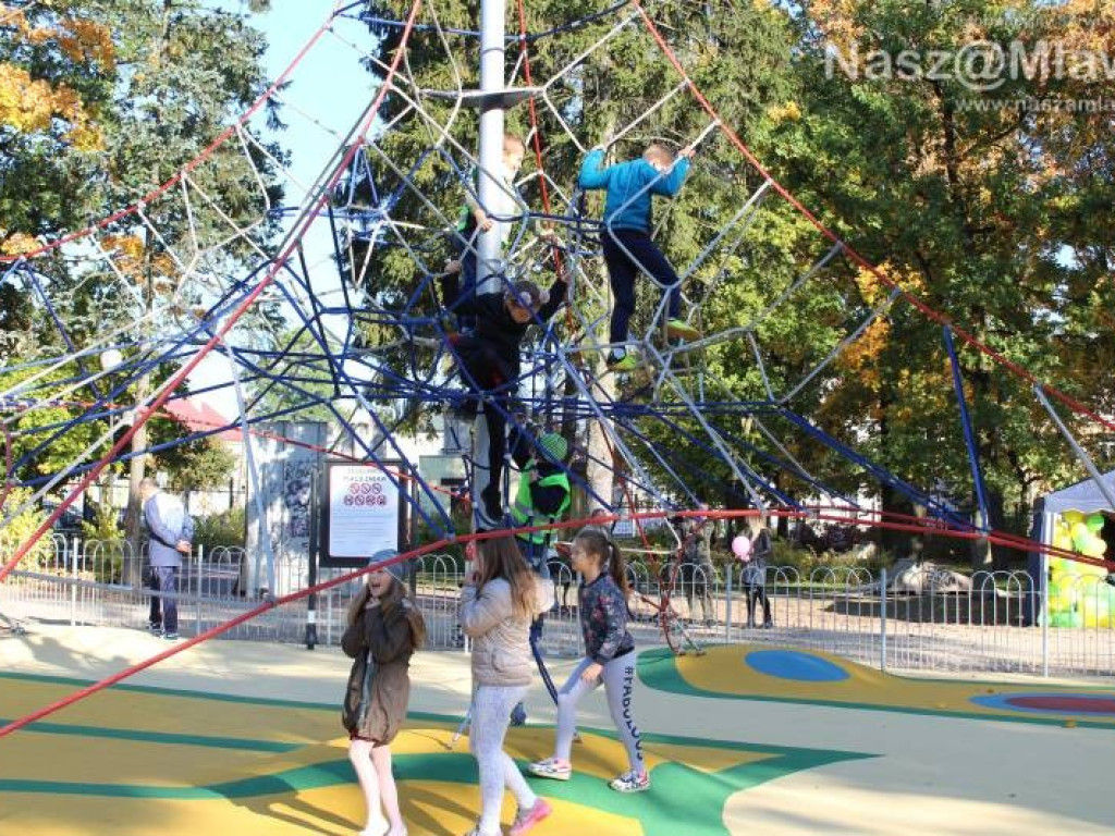 Plac zabaw w parku otwarty. Wczoraj dzieci go oblegały