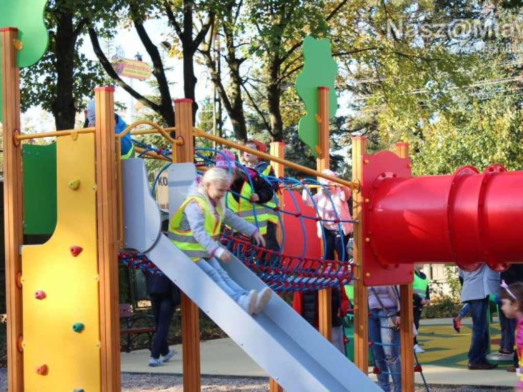 Plac zabaw w parku otwarty. Wczoraj dzieci go oblegały
