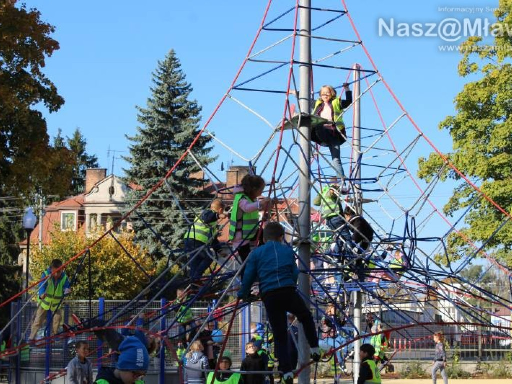 Plac zabaw w parku otwarty. Wczoraj dzieci go oblegały