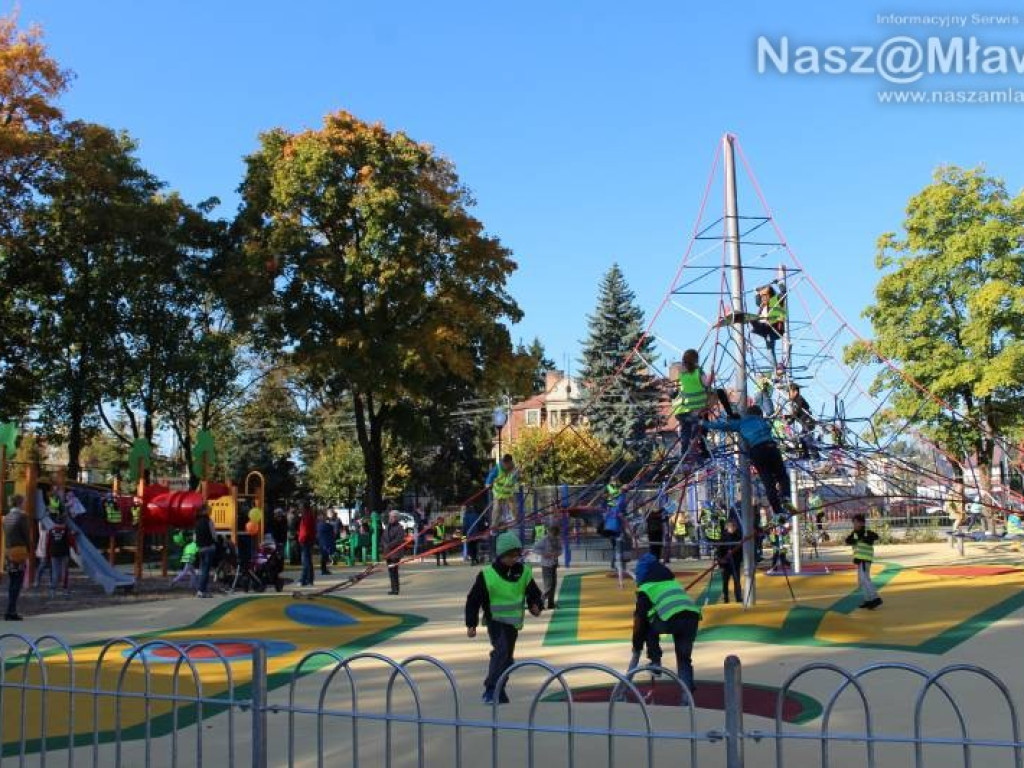 Plac zabaw w parku otwarty. Wczoraj dzieci go oblegały