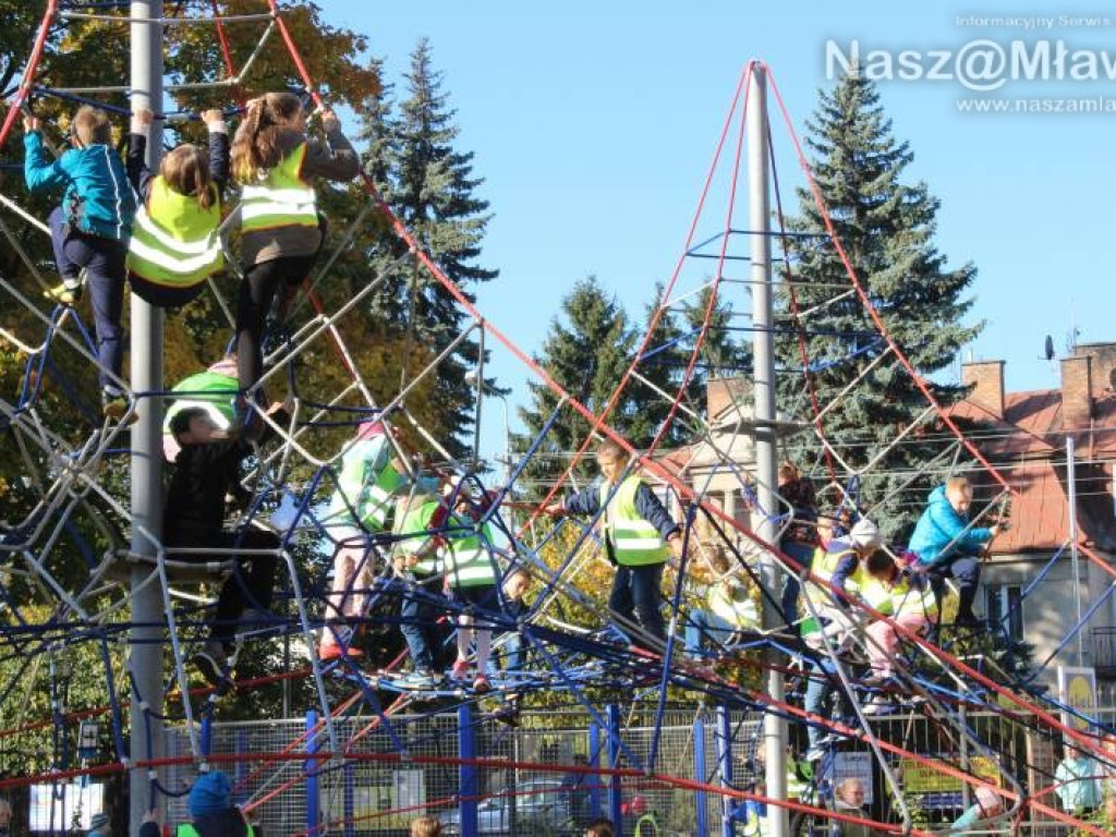 Plac zabaw w parku otwarty. Wczoraj dzieci go oblegały