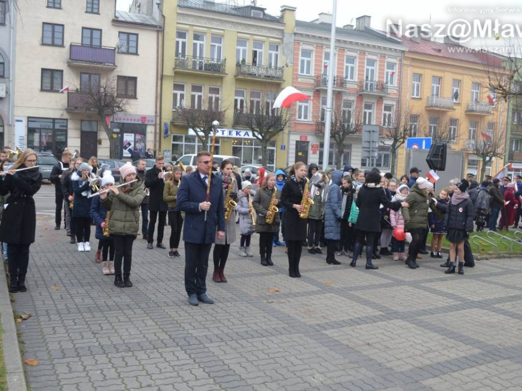 Nowa tablica na froncie mławskiego ratusza