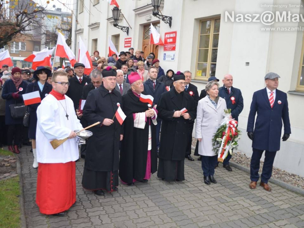 Nowa tablica na froncie mławskiego ratusza