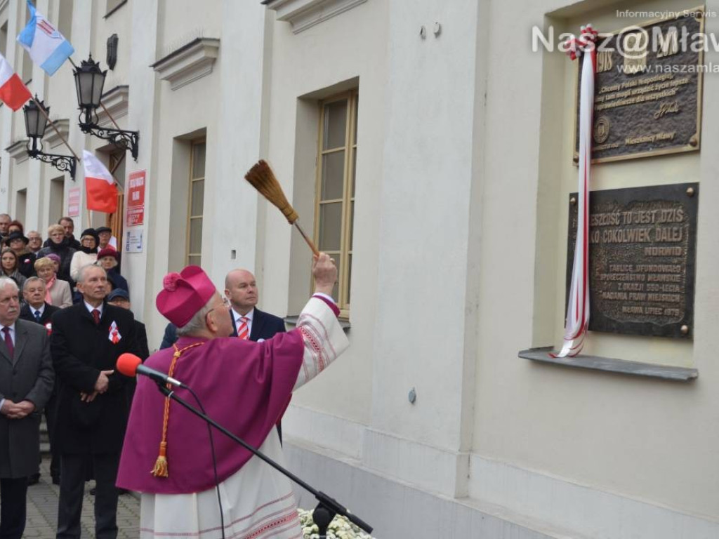 Nowa tablica na froncie mławskiego ratusza