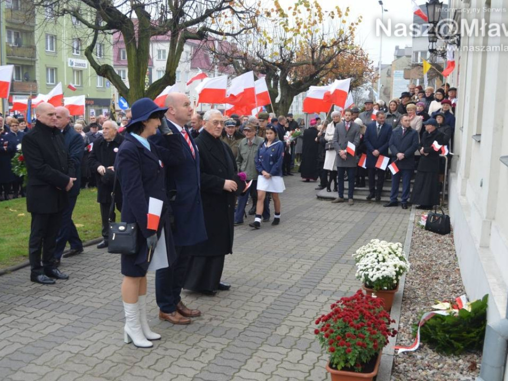 Nowa tablica na froncie mławskiego ratusza