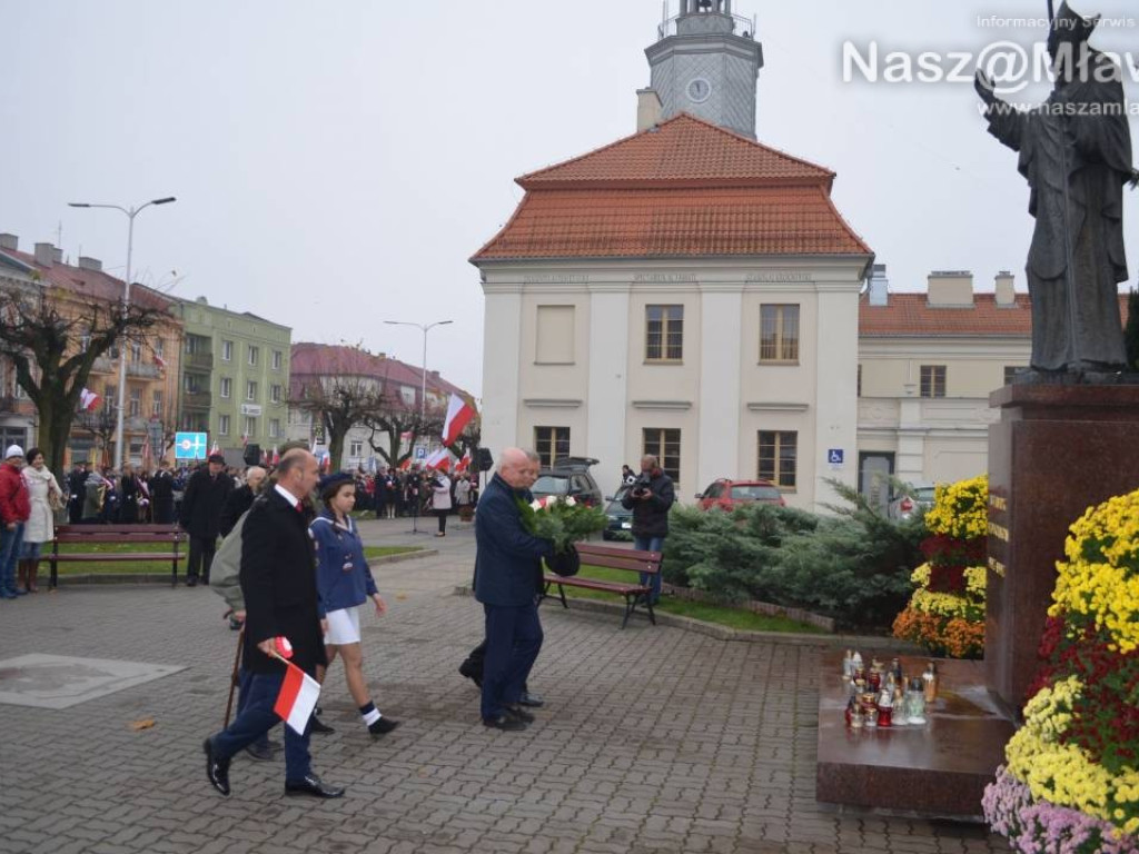 Nowa tablica na froncie mławskiego ratusza