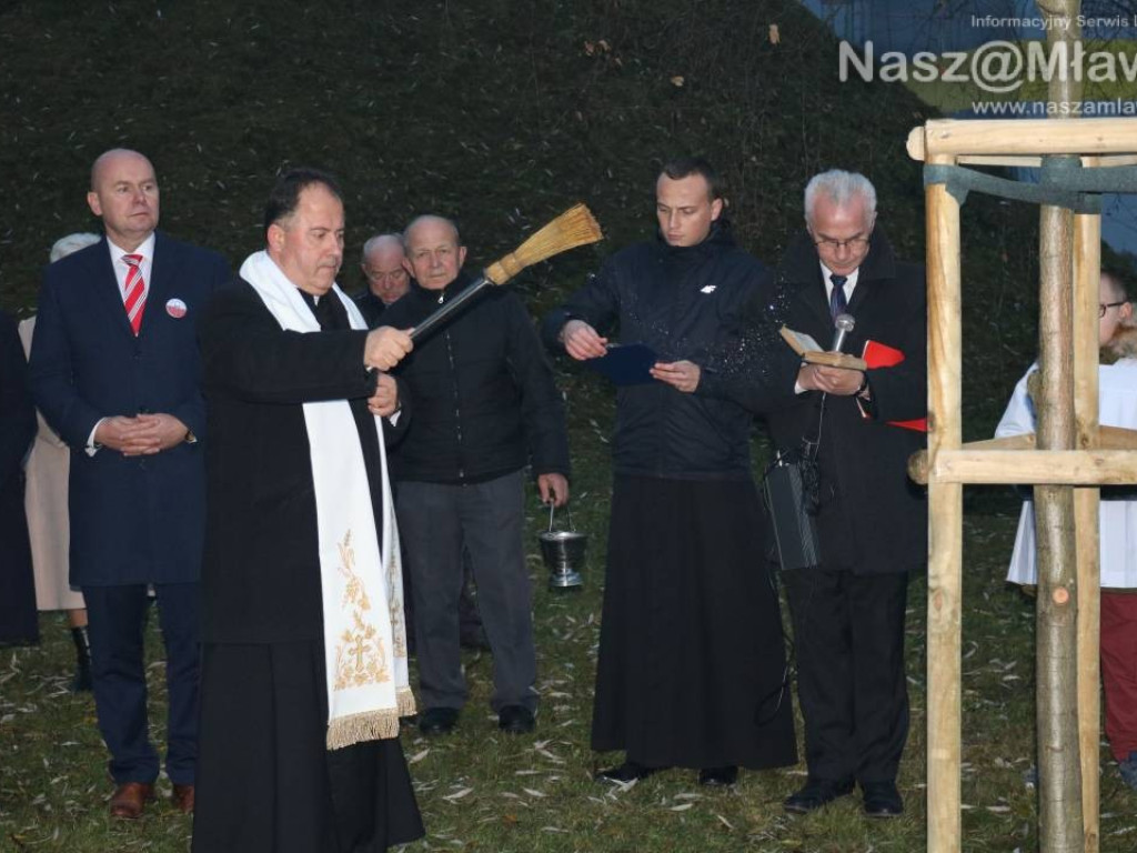 Żywy pomnik na Wólce. Przy kopcu posadzono dąb