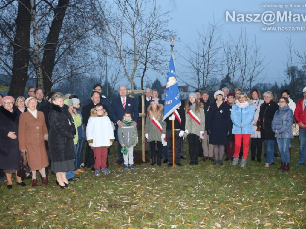 Żywy pomnik na Wólce. Przy kopcu posadzono dąb